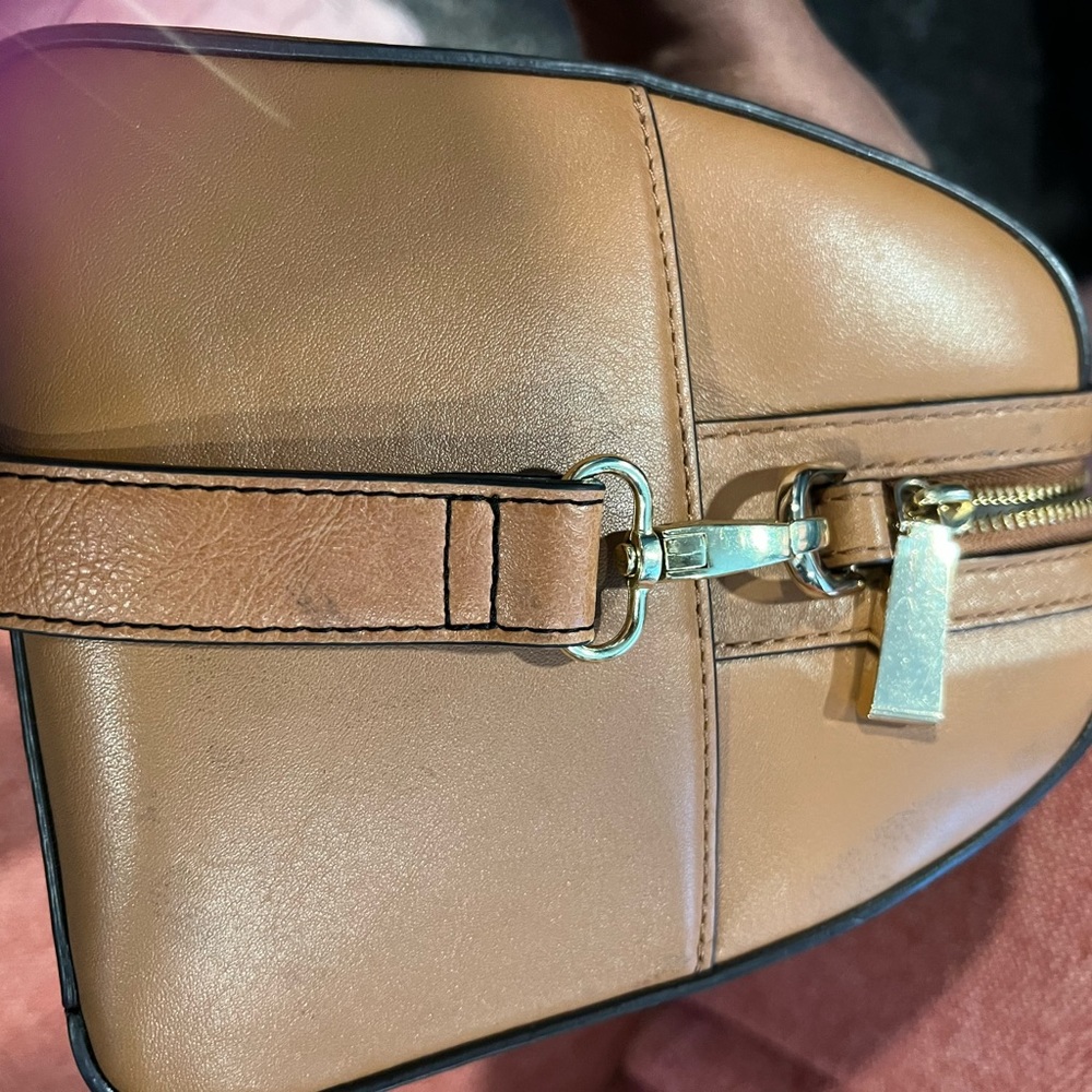Michael Kors Mercer
Solid caramel color/tan
Like new / no stains
11X9X6 - Picture 3 of 4